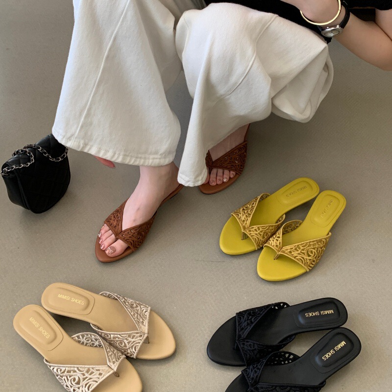 French-Style Niche Chunky Heel Sandals for Women, Suitable for Outdoor Wear, Summer 2026, Toe-Post Design, Slimming Low Heel, Thick-Soled Half Slippers