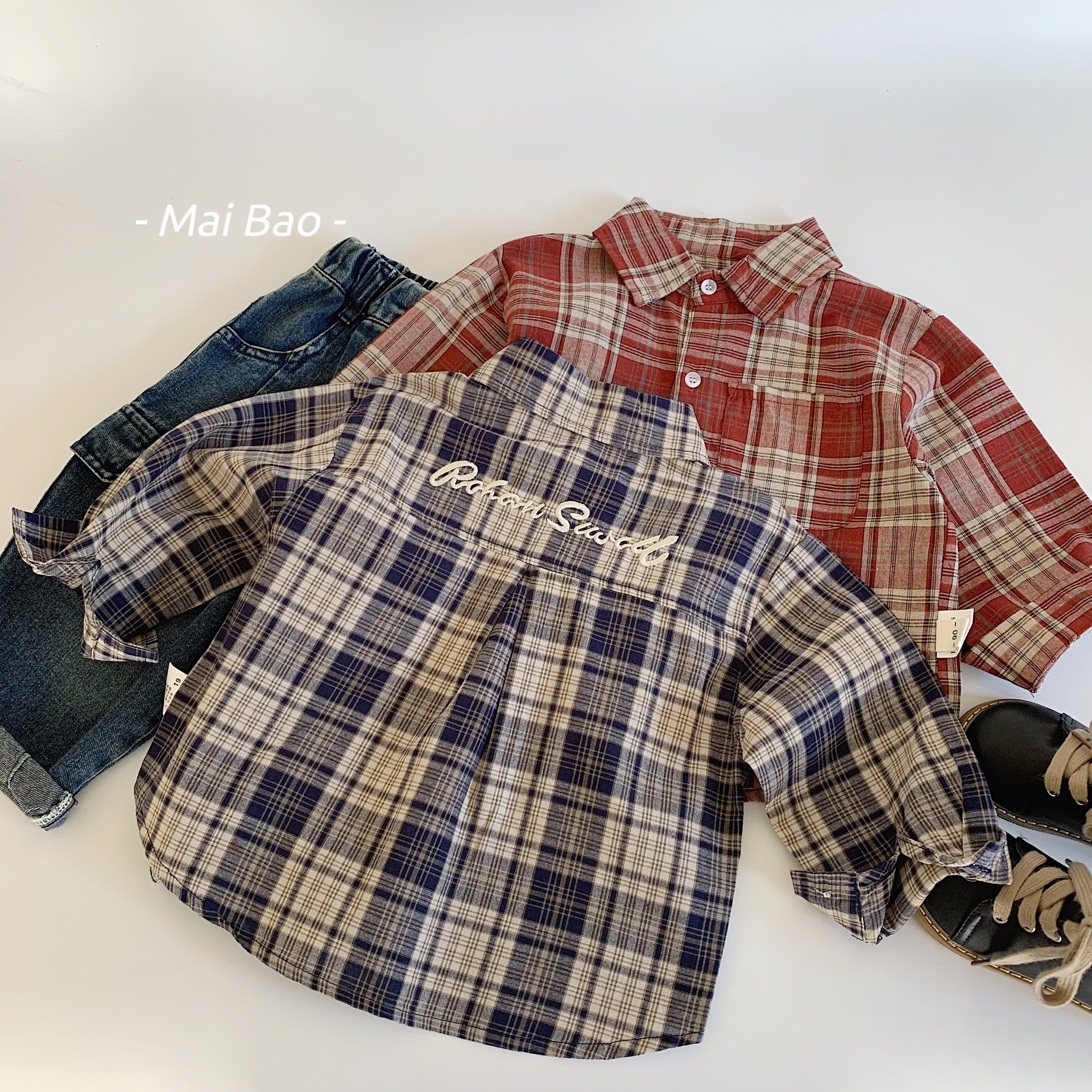 Camisas de niños Mai Bao 2025 primavera nueva letra bordada de manga larga cuadrilátero camisa de otoño