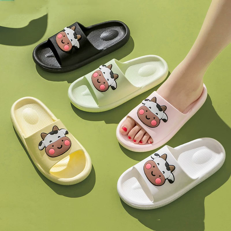 2023 новые летние сандалии и тапочки с утолщенной мягкой подошвой для девочек, носящих домашние Тапочки для ванной, Нескользящие на ощупь