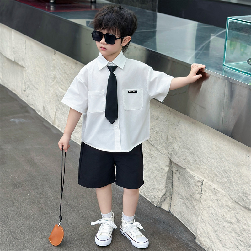7125 Traje de estilo universitario para niños 2025 Verano Nuevo estilo Camisa de manga corta para niños Pantalones cortos Ropa de jardín de infantes de dos piezas