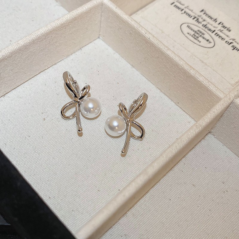 Aguja de plata Pendientes de lazo de diamantes coreanos Pendientes de temperamento de moda de todo fósforo Pendientes de diseño de nicho Sentido de lujo ligero