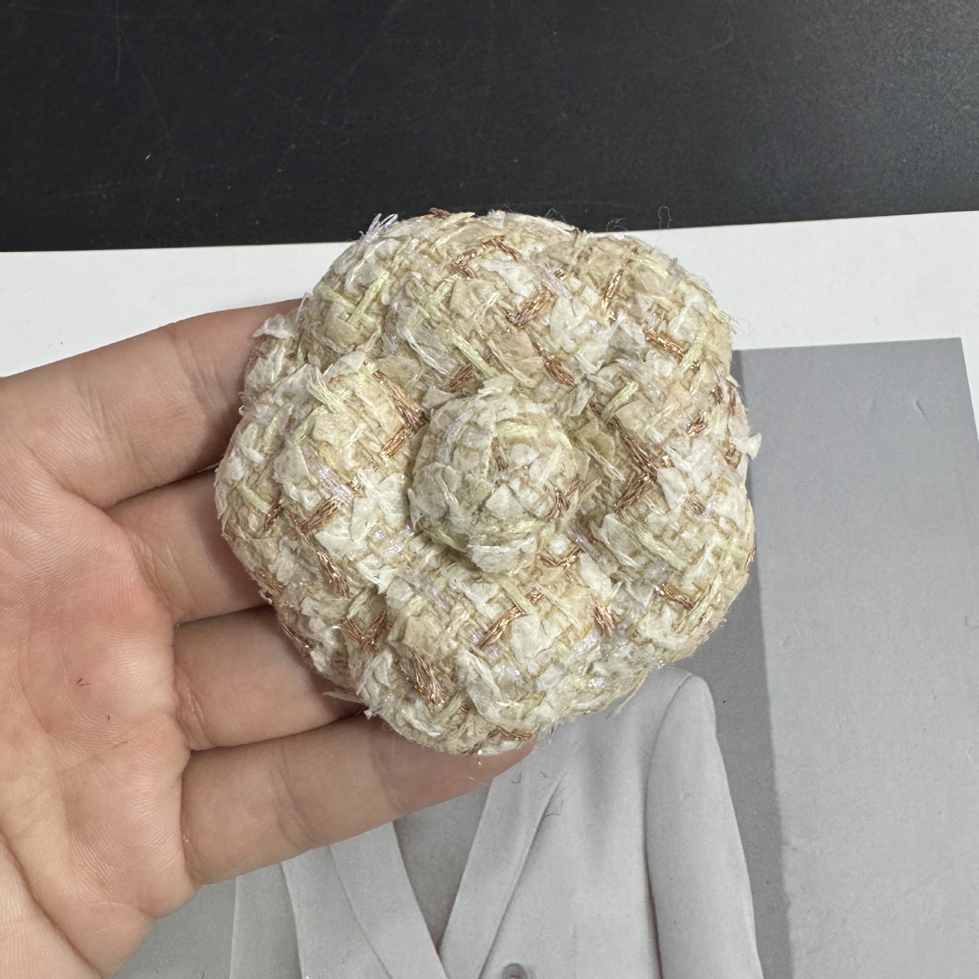 폭발 6.8CM 하이 엔드 인기 작은 향기 두꺼운 꽃 니부 슈퍼 모양의 꽃 동백 보석 코사지와 브로치