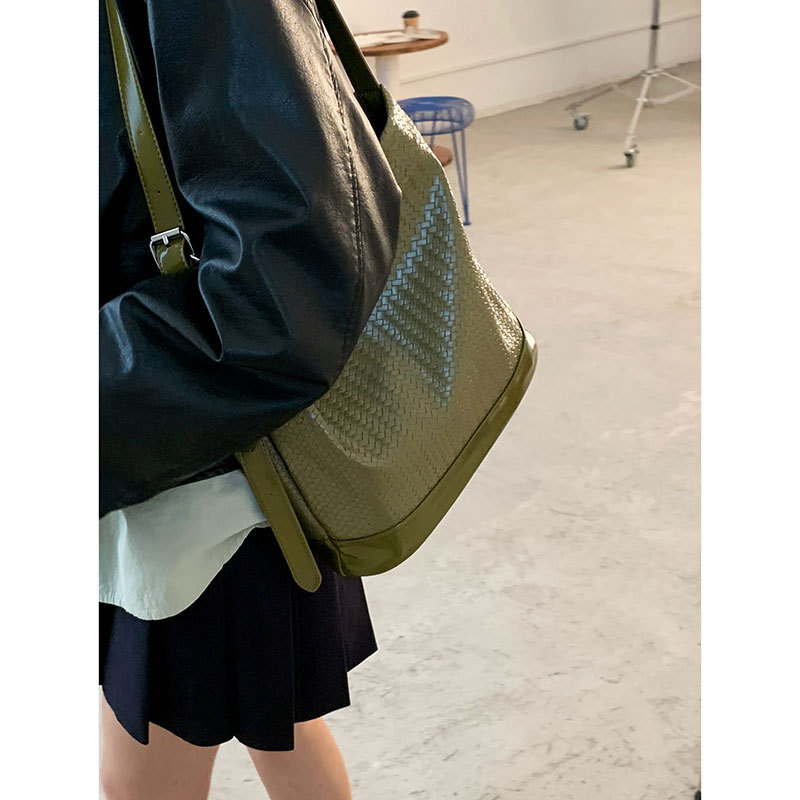 批发秋季复古编织水桶包包女2025新款时尚腋下通勤包简约单肩包|undefined