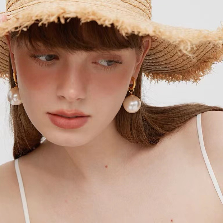 Retro simple perla Niña de diseño avanzado pendientes de lujo luz desmontable ins nicho europeo y americano nuevos pendientes