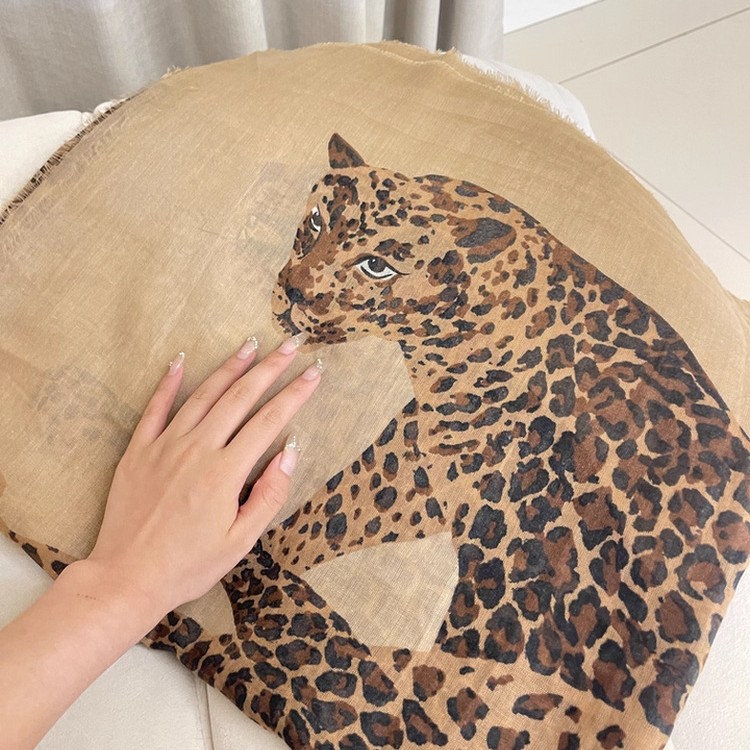 Pañuelo de seda con estampado leopardo mujer chal elegante_voghion.com