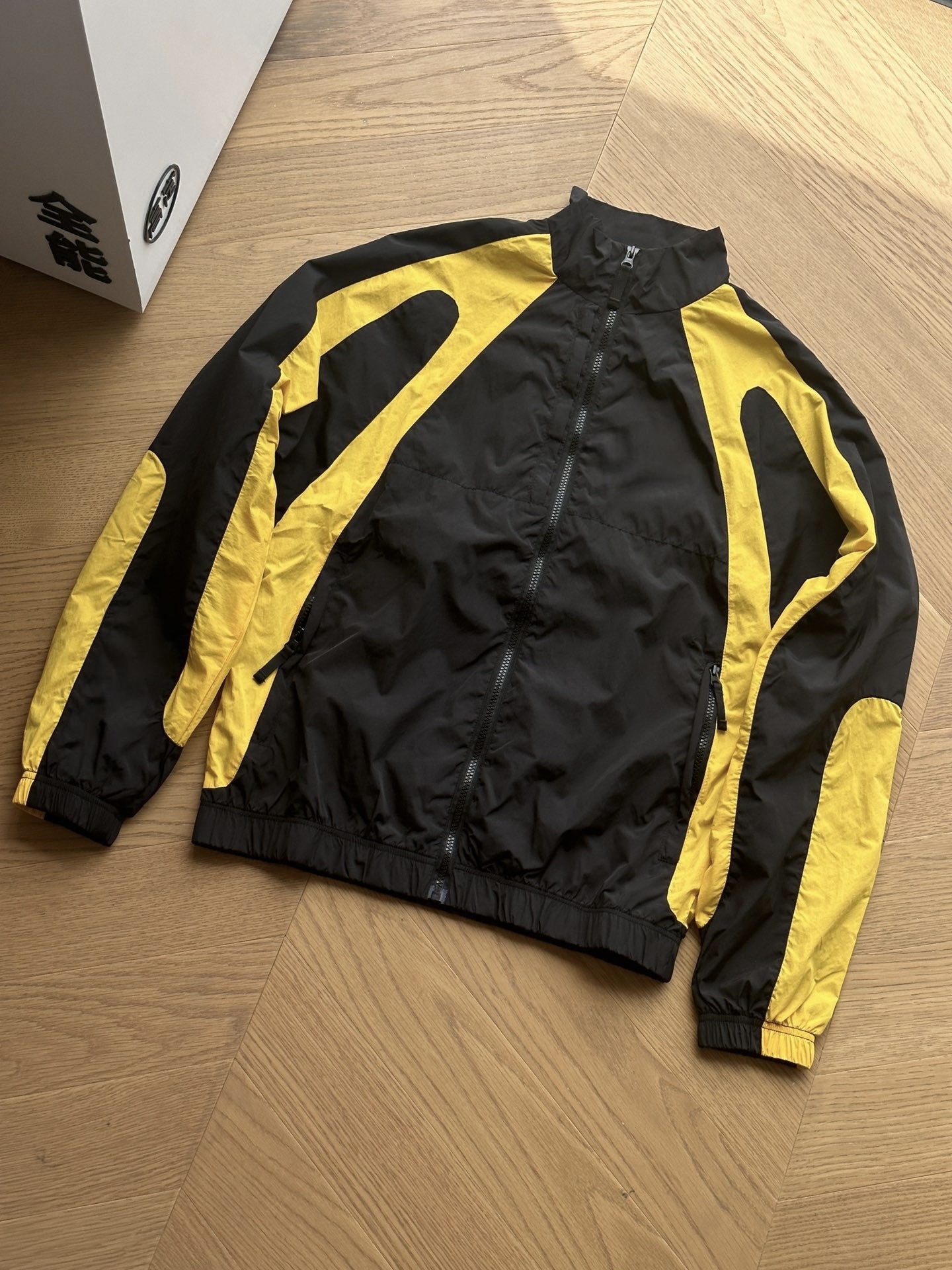 노란색과 검정색