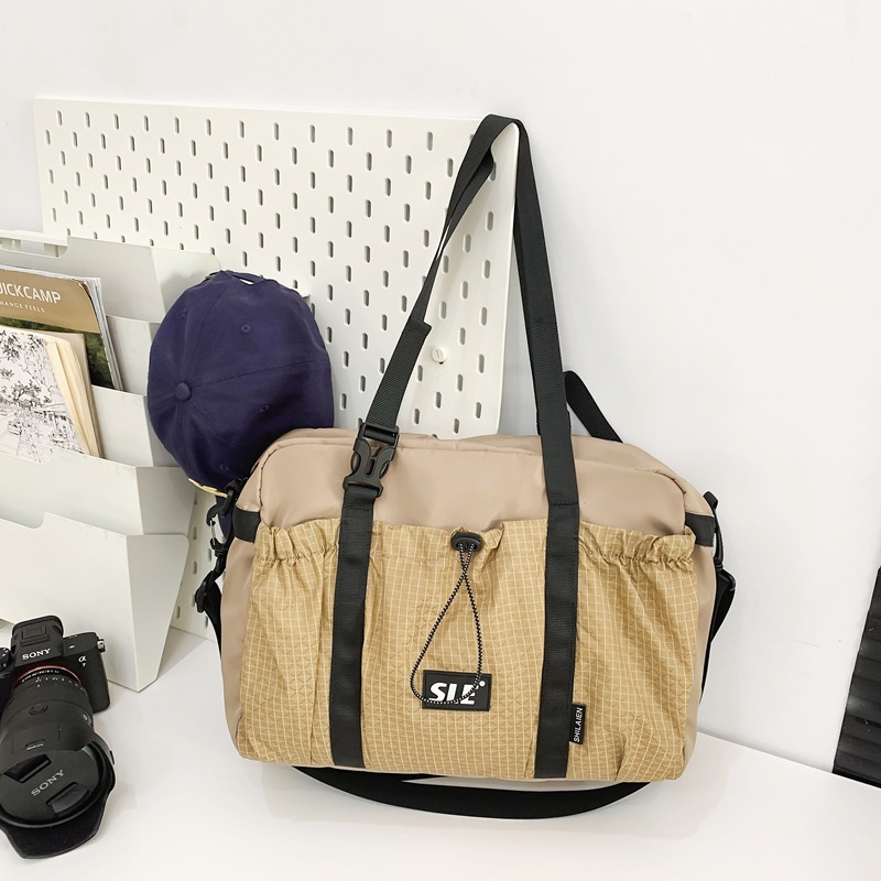 Shake sonido Marvel Tini al aire libre simple estilo de mochila de gran capacidad para hombres y mujeres de color contraste nicho de diseño de tendencia