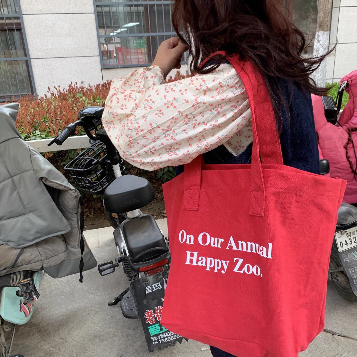 Red personalized casual tote bag, niche letter single-shoulder bag, mommy bag, retro large-capacity commuting canvas bag undefined
