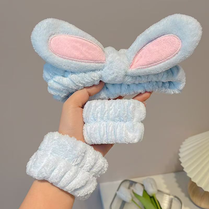 かわいいぬいぐるみのウサギの耳の顔を洗って髪を束ねます。手首に防湿袖の神器をつけます。|undefined