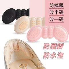 蝶型滑り止め靴マットのかかとにハイヒールの半分のマットが落ちないように、足が見えないように女性の靴を貼って卸売りします。