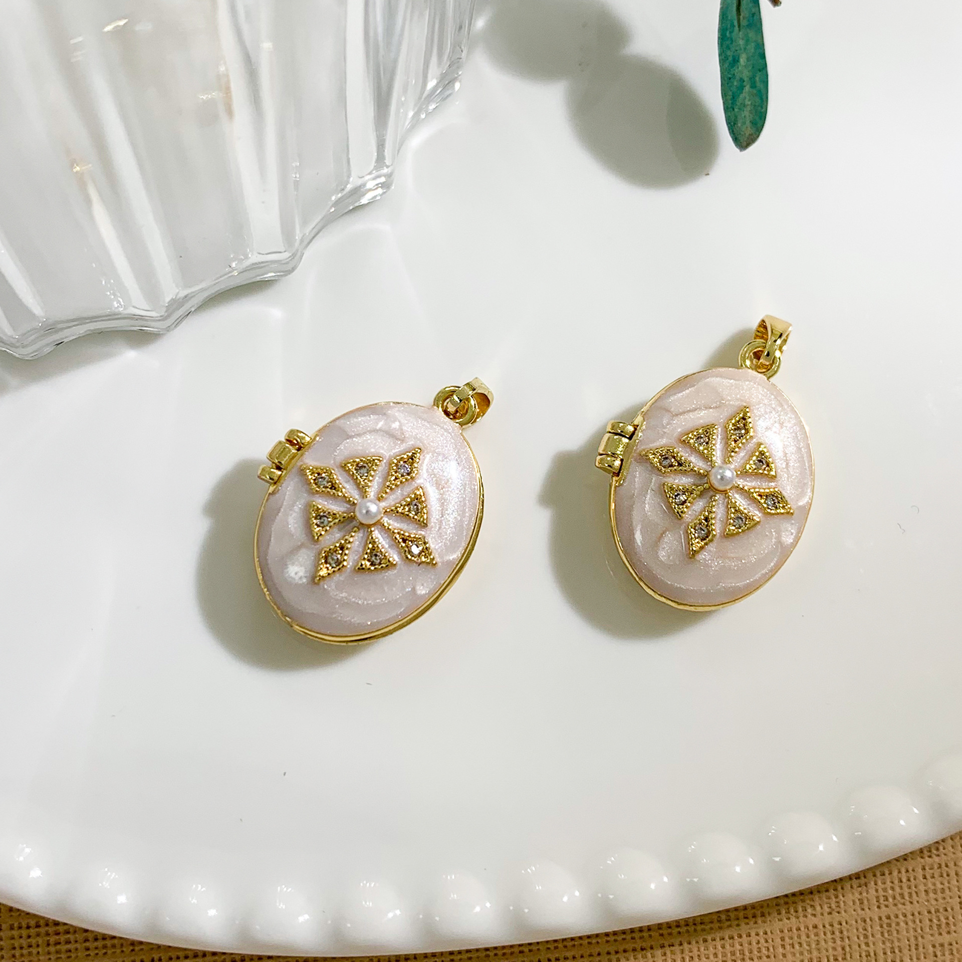 XL4584 Polaris Photo Clip Pendant Gold White