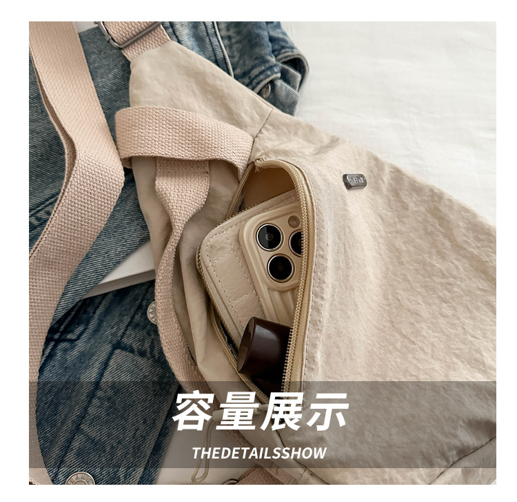 The new large-capacity, fashionable and versatile Korean casual chest bag for autumn and winter, as well as the simple travel canvas bag, are selling well among women undefined