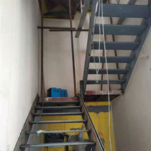 定制现代简约双梁楼梯室内复式双梁插玻璃楼梯整体钢木楼梯工程梯