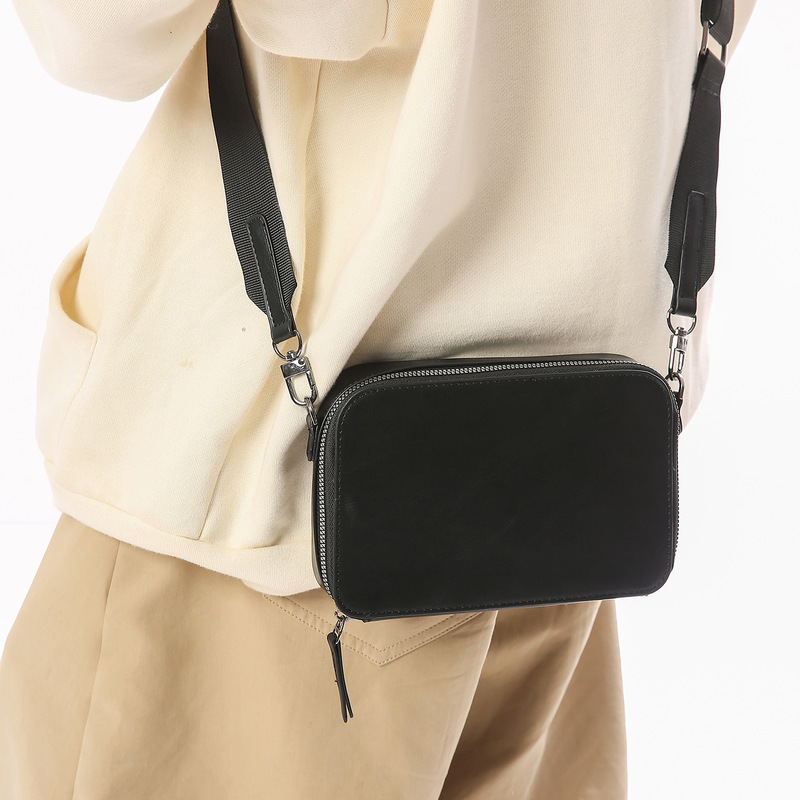 2025 New Men's Bag Casual Versatile Small Square Bag Rectangular Mini Envelope Bag Fashionable Shoulder Crossbody Small Bag for Women