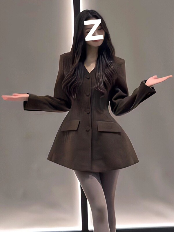 Early autumn unique and super stylish Maillard outfit: a brown V-neck blazer that's both cool and chic, giving a youthful and elegant vibe Early autumn unique and super stylish Maillard outfit: a brown V-neck blazer that's both cool and chic, giving a youthful and elegant vibe