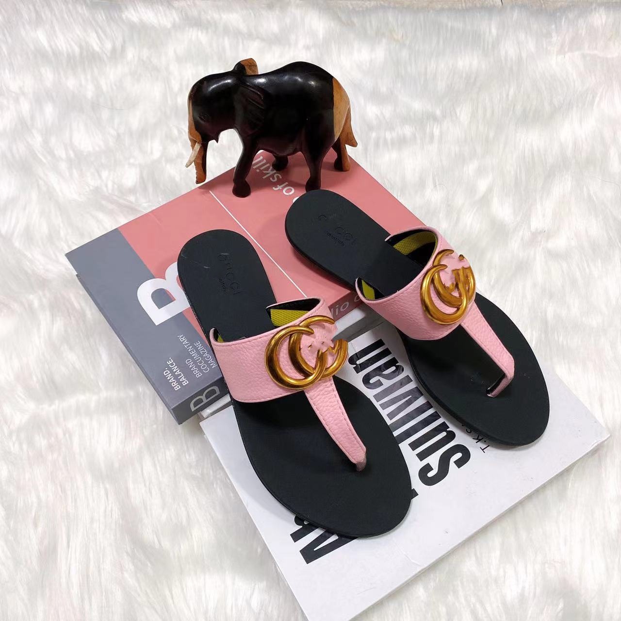 Spot GG hardware decorativo chanclas zapatos planos de verano 2024 sandalias de mujer de moda europea y americana sandals