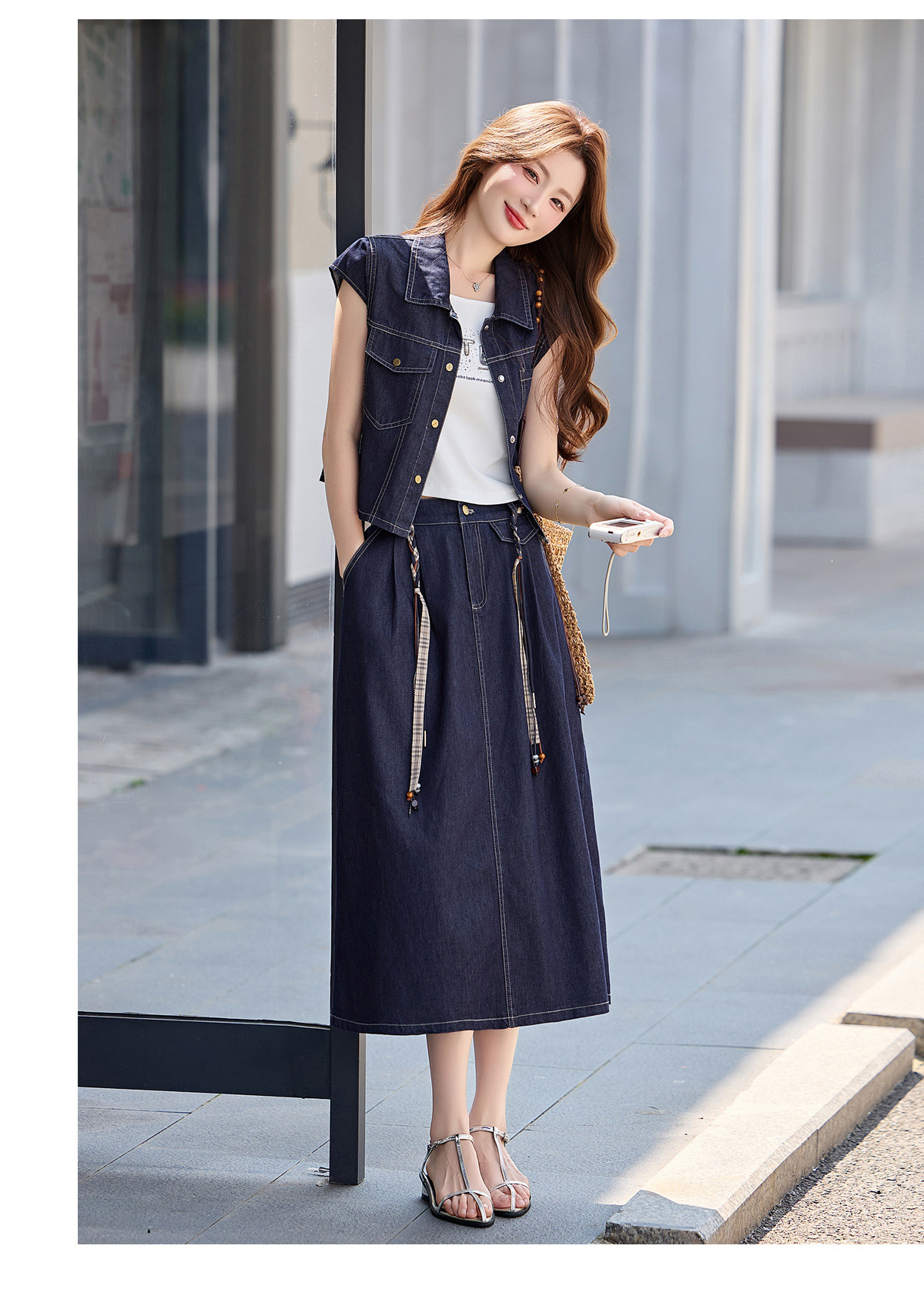 Bộ váy denim ba mảnh gồm áo khoác vest không tay, áo hai dây và chân váy midi — Màu ảnh chi tiết 18