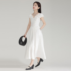 中国の日臻のフランス式は腰を収めてvネックのワンピースの婦人服の絶美な気質の高級感の袖なしのしわの長いスカートを現します。
