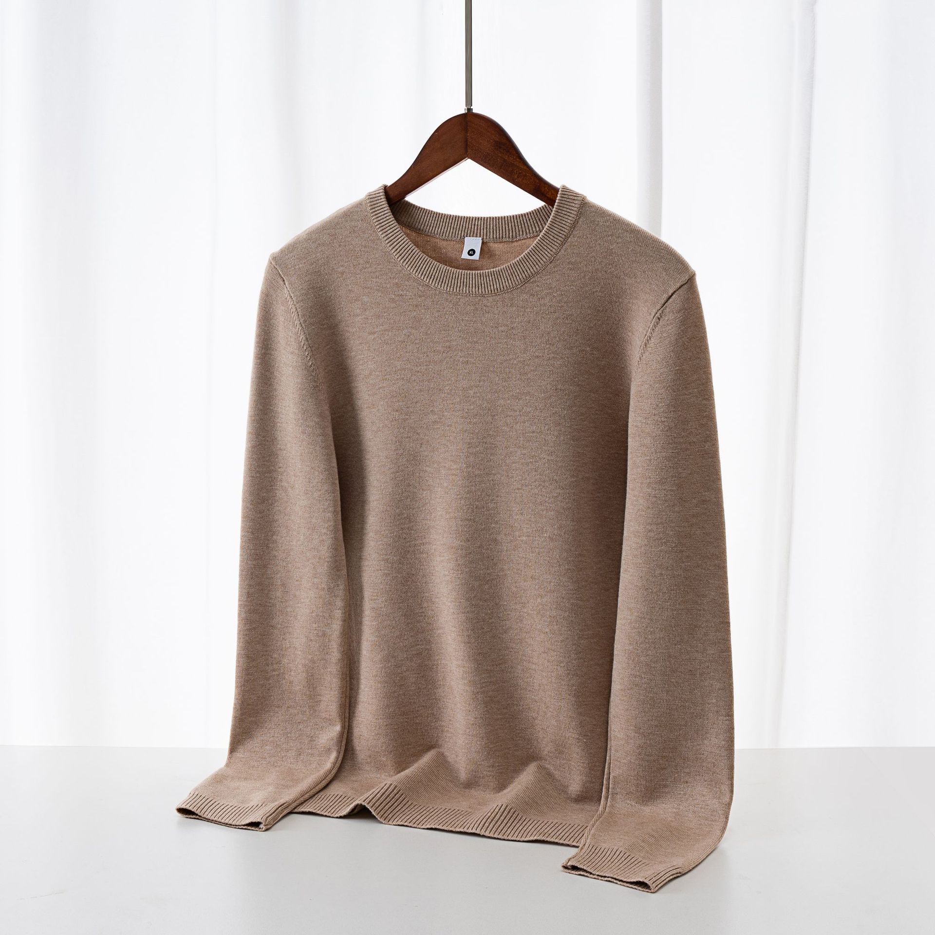 Suéter de hombre 2025, otoño y invierno nuevo suéter de viento perezoso de cuello redondo de hombre overhead de punto camiseta de fondo