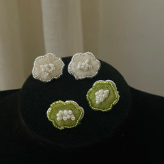 甘い刺繍編みの米の玉の小さい花のデザイン感の小さい大衆のピアスの小さい清新な緑色の優雅な淑女のピアスのイヤリング