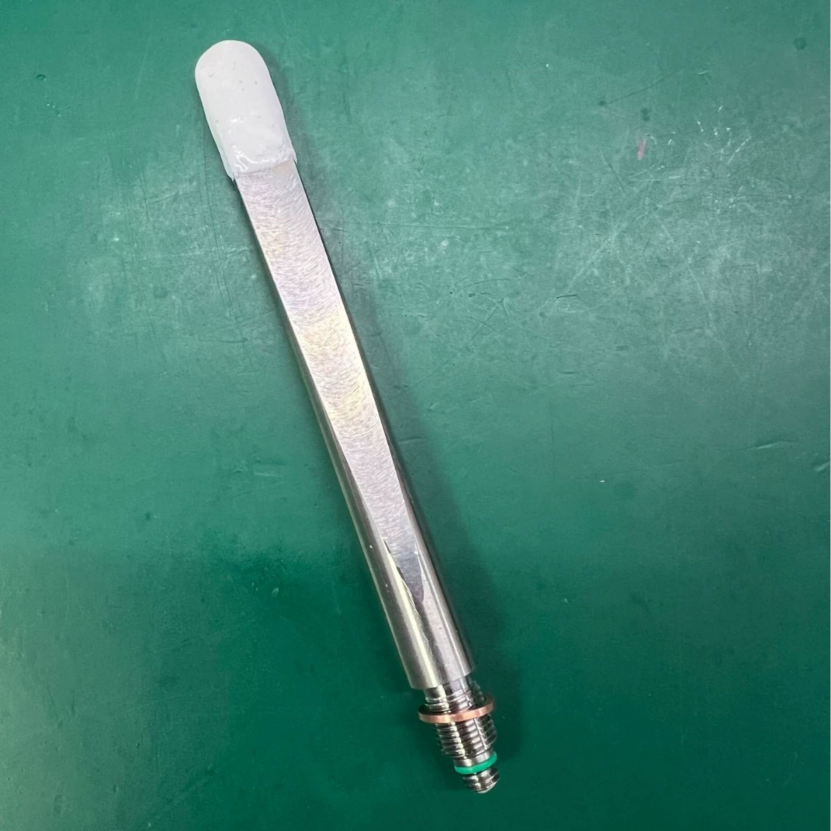 Система калибровки датчиков давления взрыва в закрытом/открытом контуре с использованием датчиков вибрации для подводных/воздушных условий и свободного поля