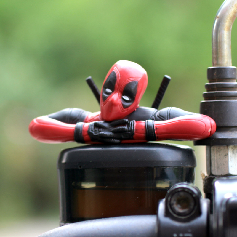 Batería de Deadpool motocicleta eléctrica decoración accesorios accesorios adornos de automóviles muñecas muñecas