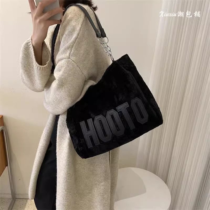 This 2023 new autumn and winter commuter bag with a large capacity of wool and fleece for women is fashionable and versatile. It is a single-shoulder tote bag with letters undefined
