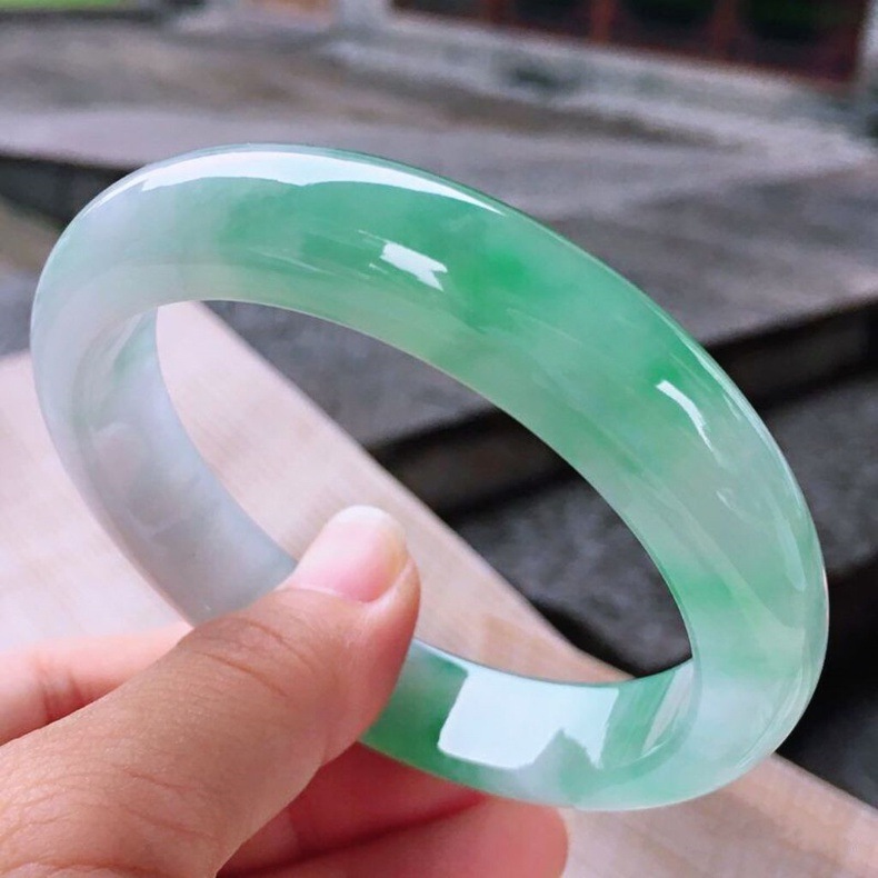 Vòng tay ngọc bích tự nhiên nữ băng chủng màu xanh nhạt chi tiết 2