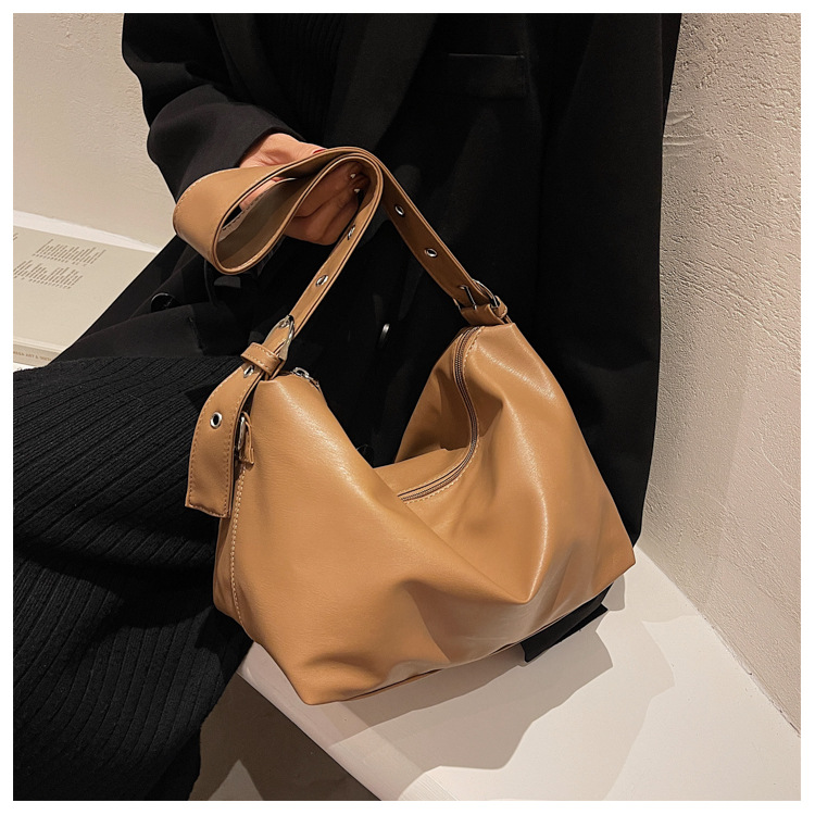 Soft Leather Simple Small Bag New Fashion Korean Version Tote Bag Autumn Single Shoulder Messenger Bag display picture 3