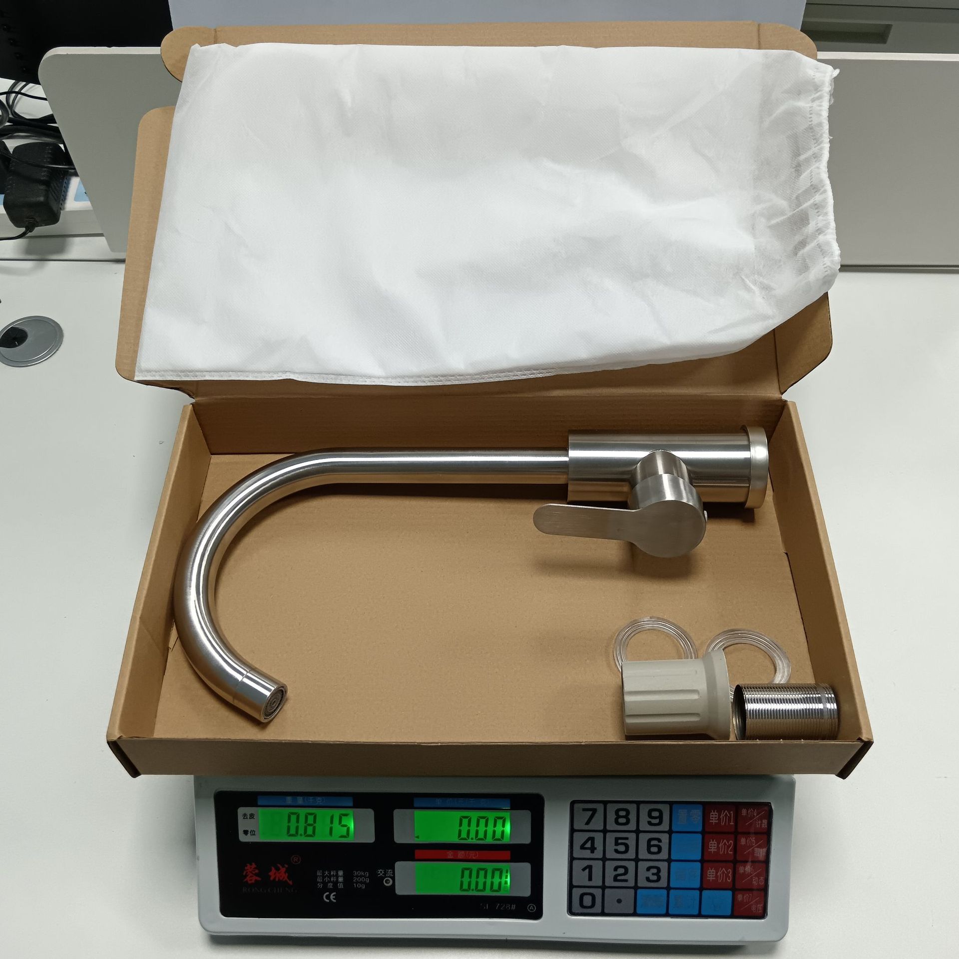 Tire grifo cocina caliente y frío fregadero de acero inoxidable fregadero doble salida de agua retráctil grifo giratorio al por mayor