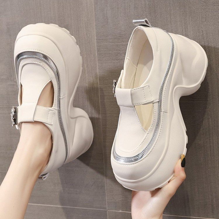 Pequeño aumento de altura de fondo grueso zapatos blancos para mujeres 2026 verano nuevo hueco respirado zapatos de papá sandalias casuales