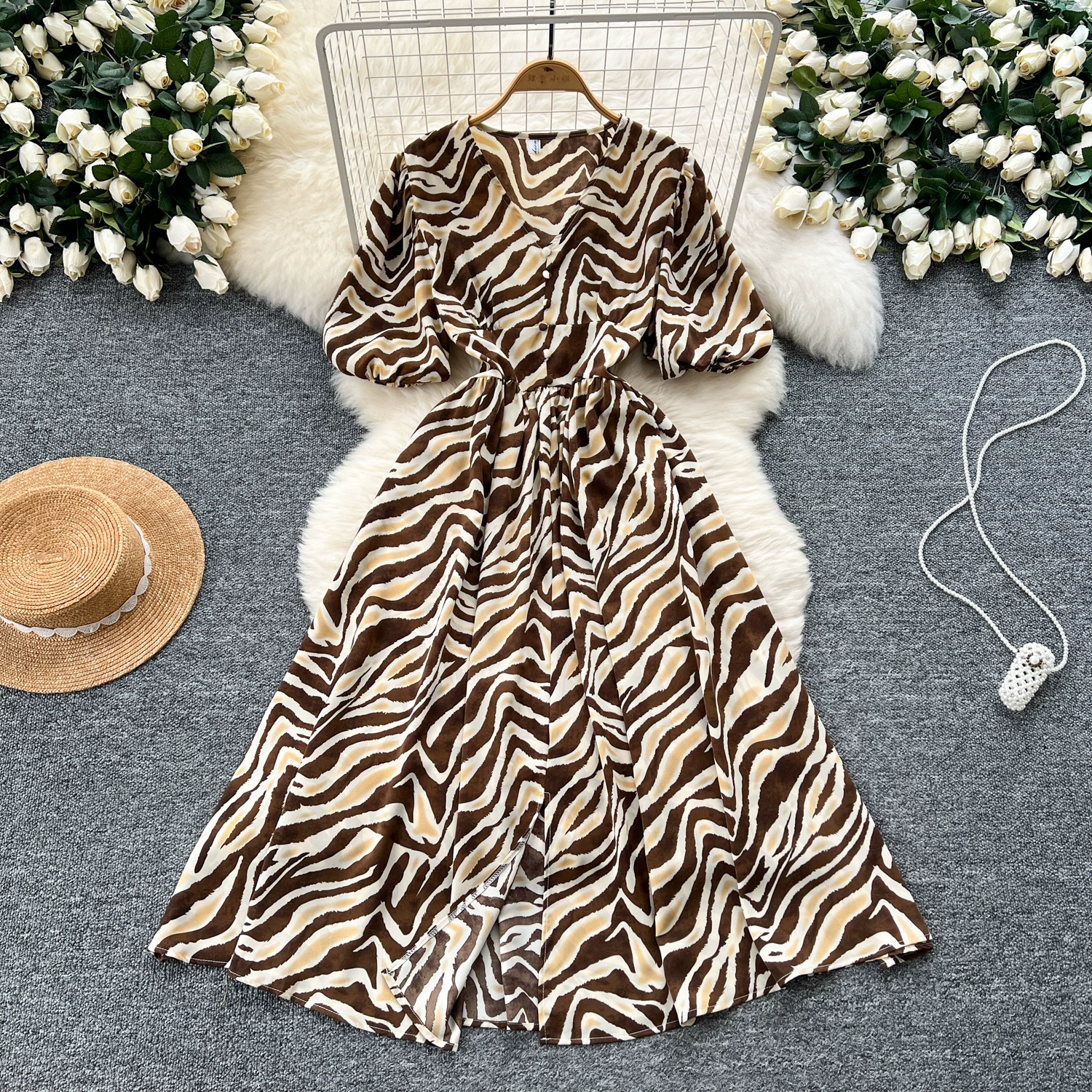 Платье с ретро-принтом для перерыва на чай, лето 2025, новый стиль, утягивающее талию, с рукавами-фонариками, разрезом и длиной до колен.