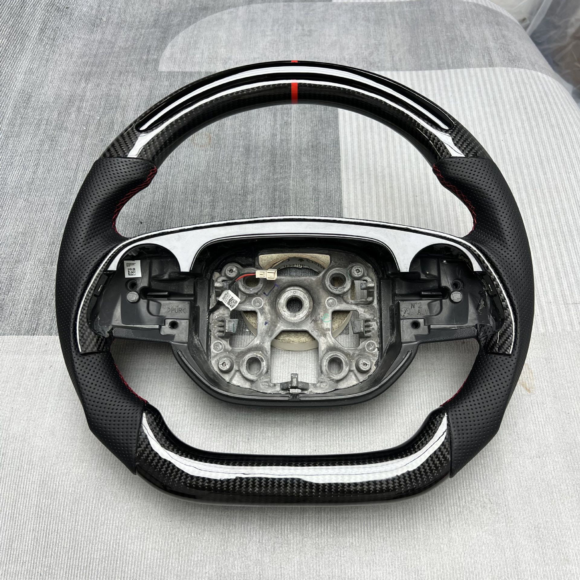Car Carbon Fiber Steering Wheel Customization Is Suitable for Xpeng Car Interior Steering Wheel Assembly Upgrade and Modification Processing