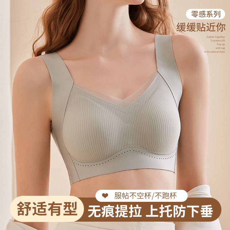 Los senos pequeños de la ropa interior de las mujeres se muestran grandes y se juntan.