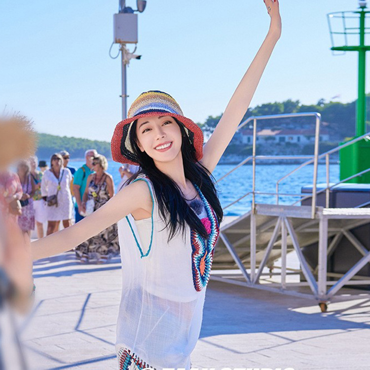 帽子の女性の夏の日よけは顔を遮ります。|undefined