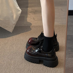 本革の大きい靴の女性の靴2025春の新型の小さい背が高くなります。