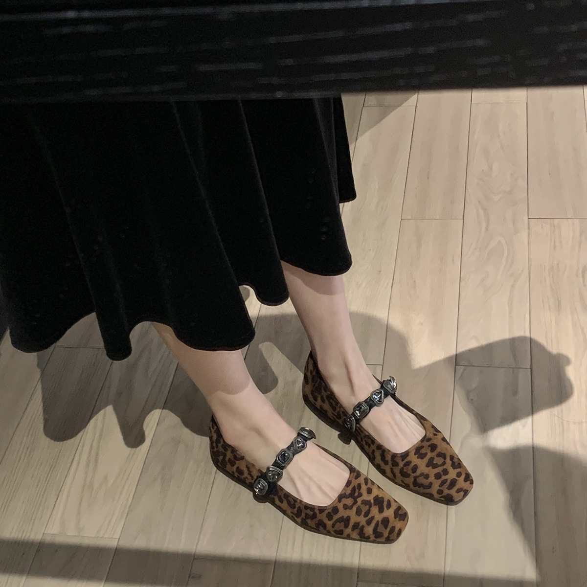 Versión de piel de oveja de la uva madre con el mismo temperamento pequeño cuadrado amor cinturón de diamante superficial zapatos de leopardo de mujer zapatos planos