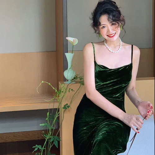 French waist-cinch camisole dress for women, autumn retro medium-length skirt, velvet versatile base dress