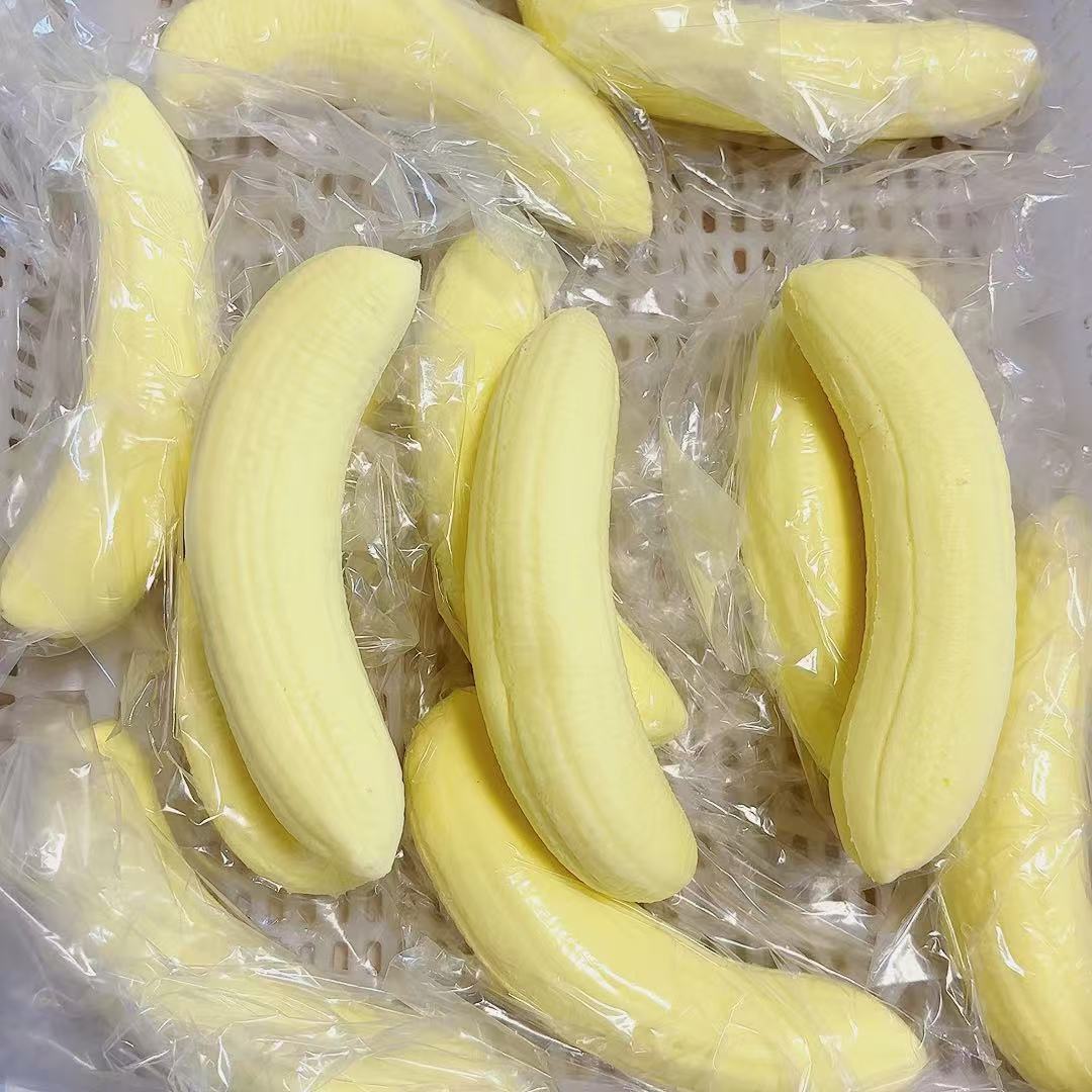 부드럽고 끈적한 느낌의 바나나 1개 느린 리바운드