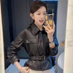 宋佳の高級感のクールな颯風の機関車の黒い皮の服のコートの女性の短いタイプは春の新型の気質をつけて腰のジャケットを収めます。