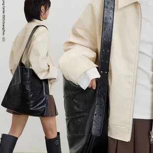 Fashion Tote Bag 2024 Autumn/Winter Niche Design Large Capacity Oil Wax Leather Women's Shoulder Bag Crossbody Bag Casual Travel