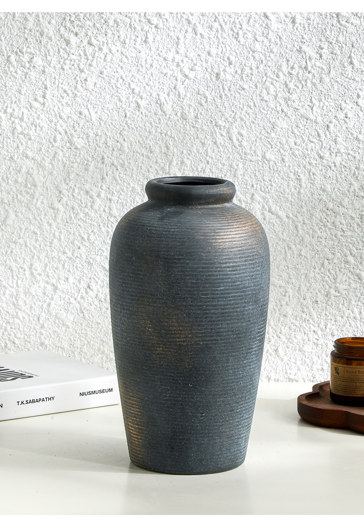 Vintage keramikvas i wabi-sabi stil för vardagsrumsdekoration_voghion.com