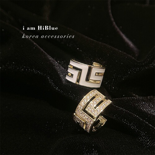 Korean autumn and winter simple AB style asymmetric high-end earrings small fragrance style small and trendy earrings dripping oil and versatile