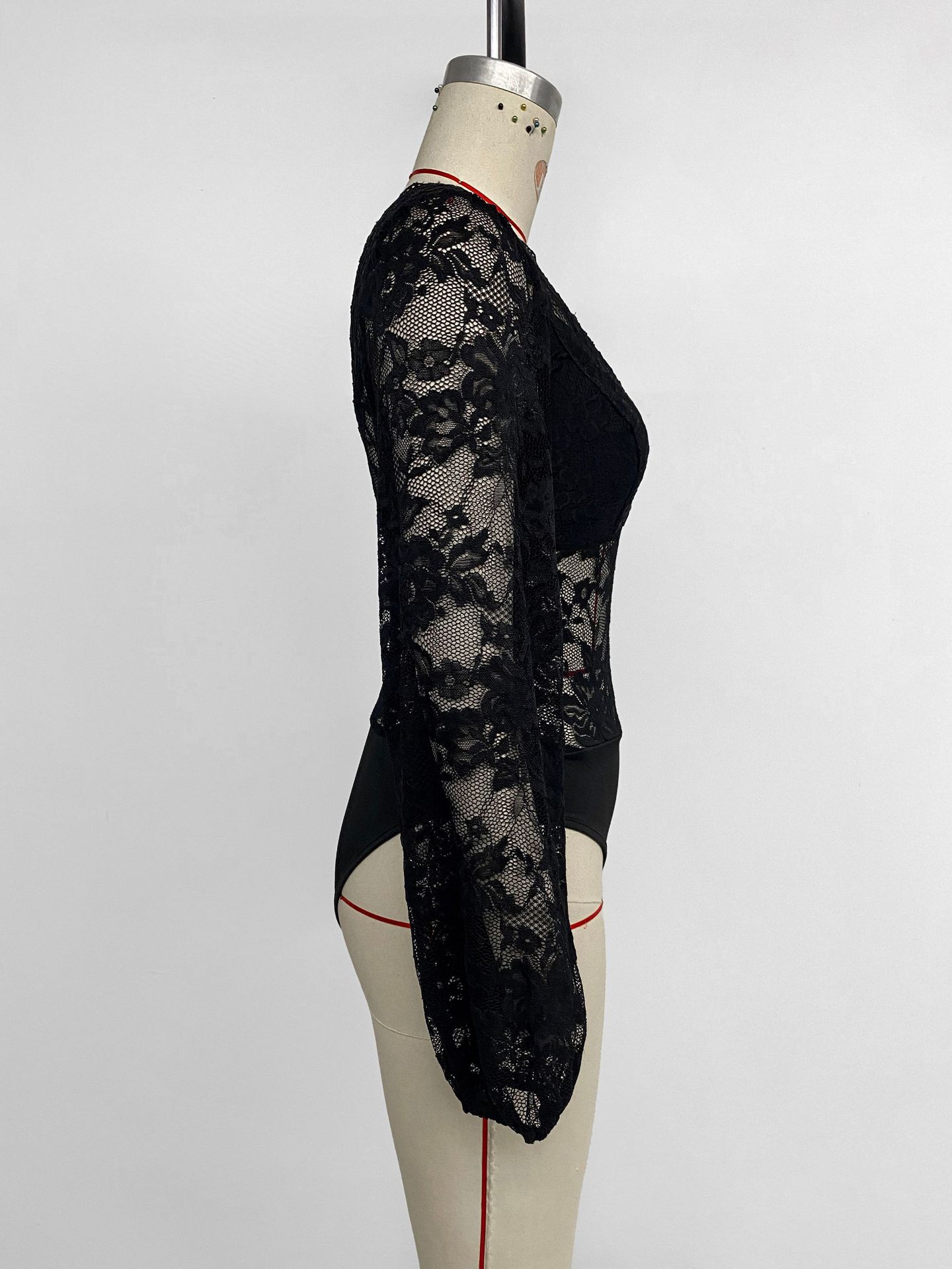 Tuta elegante nera in pizzo a maniche lunghe con inserti in mesh_voghion.com