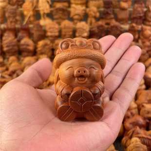 Natural Thuja Wood Carving Holding Piggy Pig Hand Piece, Cartoon Cute Zodiac Pig Home Decoration Desktop Small Ornaments