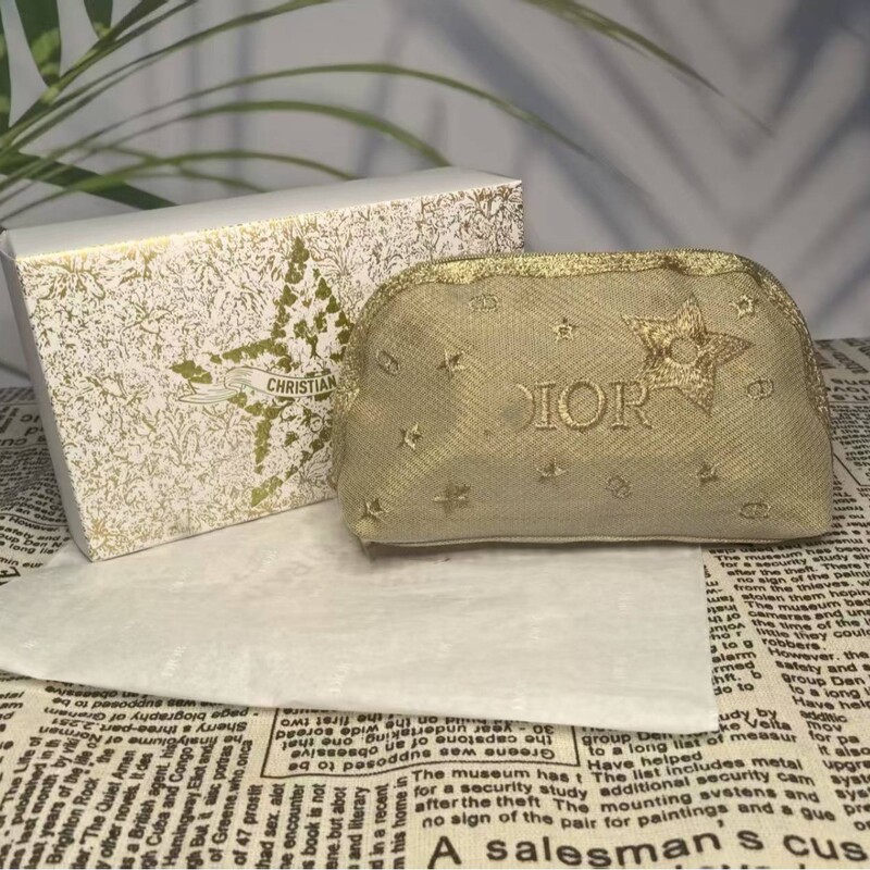 Dijia Malaysia 公式ウェブサイトでは、伝統的な金色の本体と星のロゴ刺繍が施された化粧品バッグを無料で提供しています。|undefined