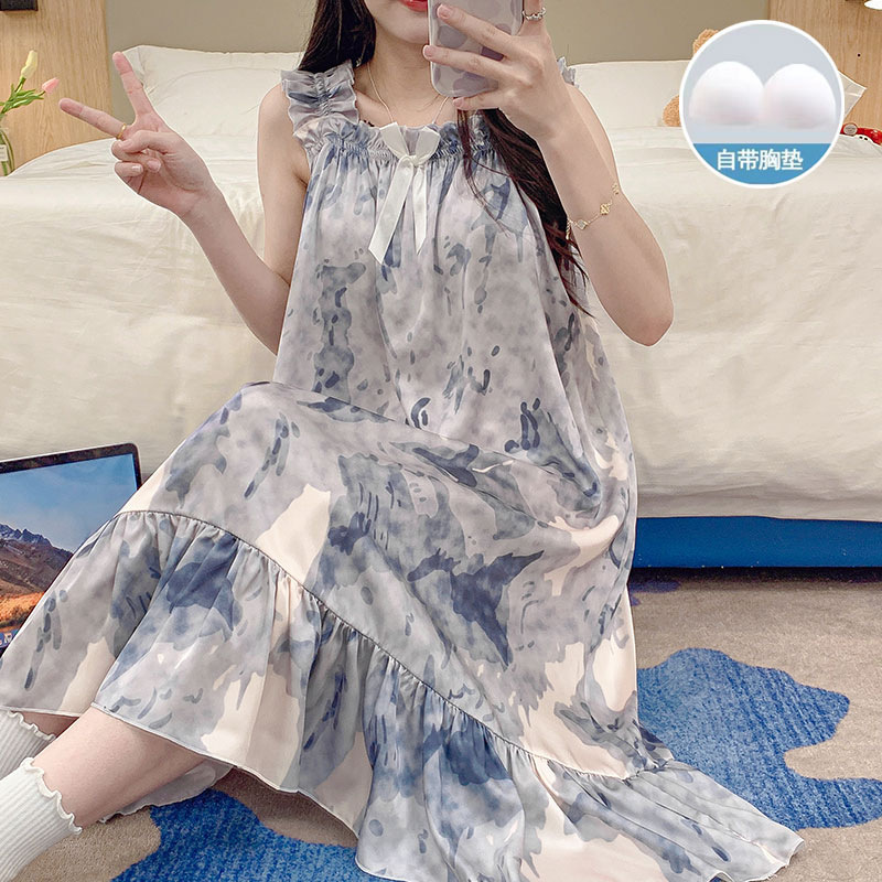 여름 새로운 아이스 실크 조끼 만화 슬링 나이트 가운 여성 벨트 고정 가슴 패드 소녀의 부드러운 외부 착용 홈 옷