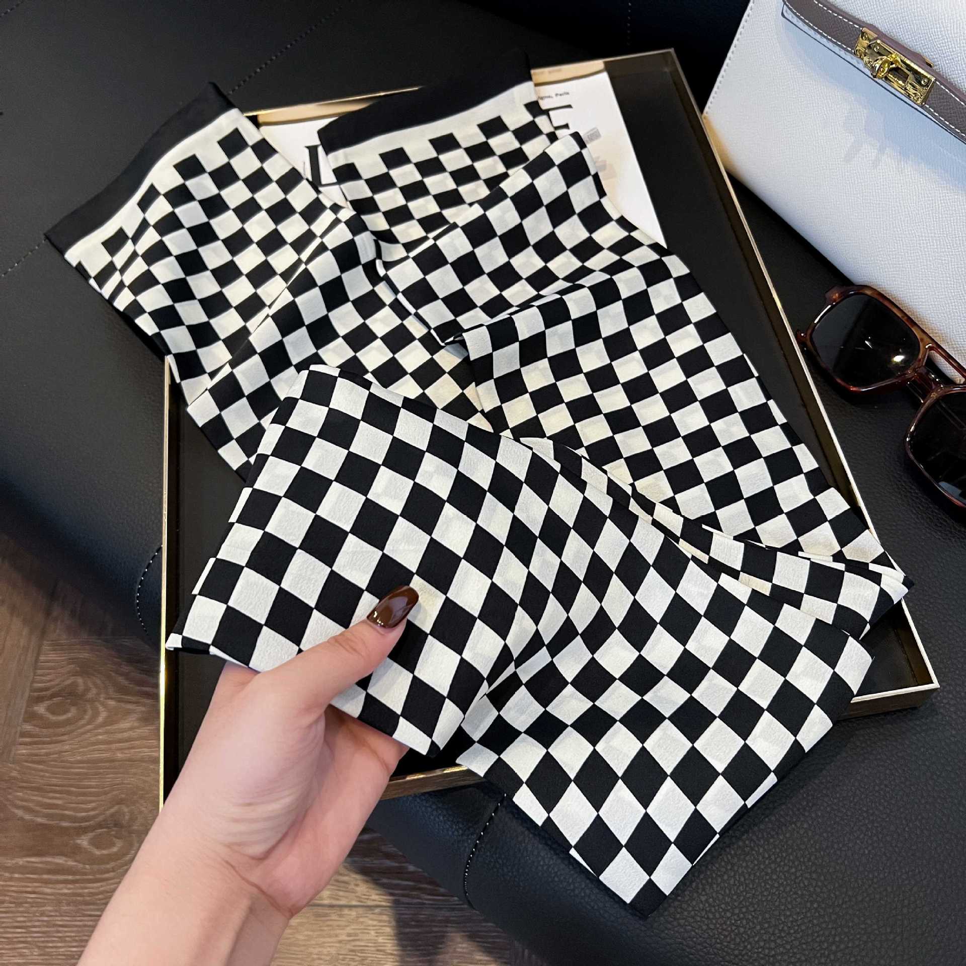 Nueva bufanda de seda pequeña banda larga estrecha para el cabello mujer estilo primavera y otoño moda madre bufanda estilo verano estilo fino serpentina bufanda al por mayor