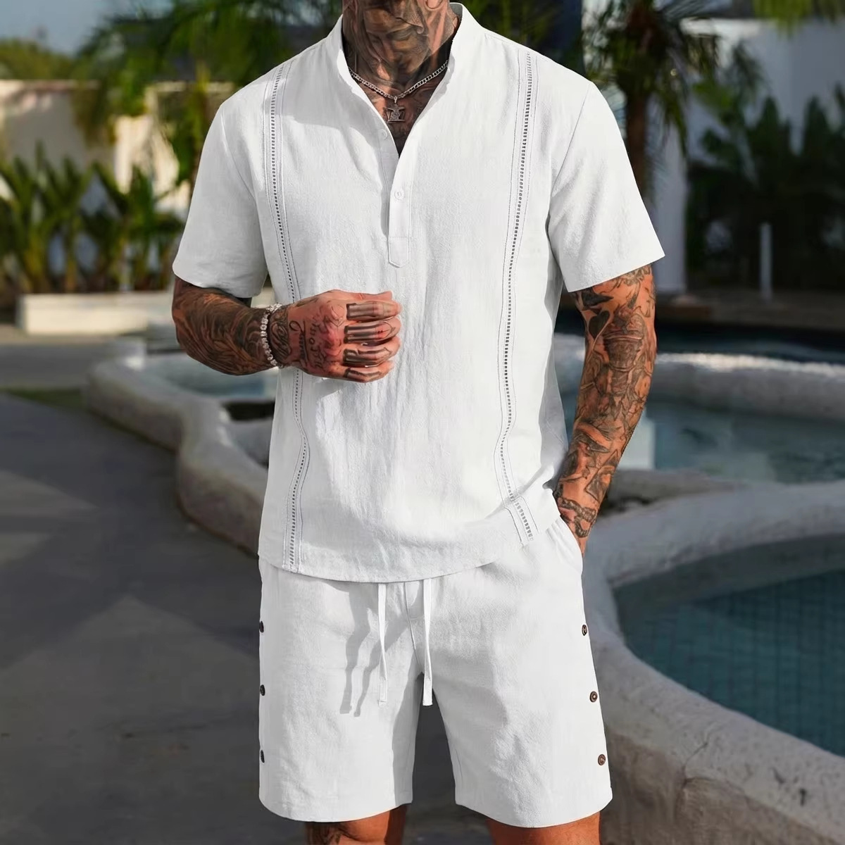 Monochrome Man - Completo estivo da uomo europeo e americano composto da camicia Henley in cotone e lino e pantaloncini con coulisse, casual da spiaggia._voghion.com