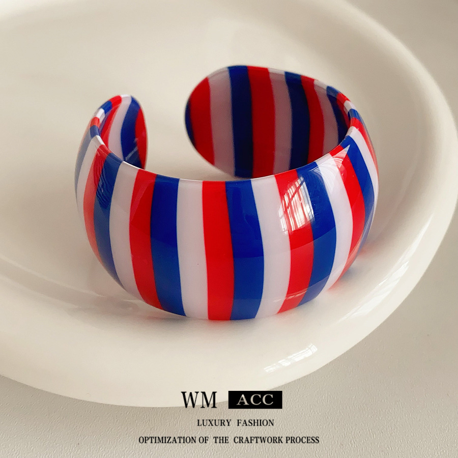 Brazalete abierto ancho a rayas transfronterizas europeas y estadounidenses simple estilo personalidad de diseño de pulsera universal nicho joyas para mujeres